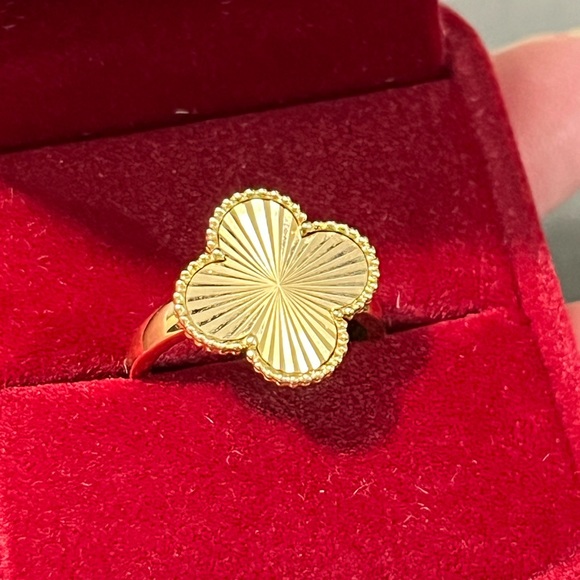 Gold Clover Ring - Picture 3 of 7